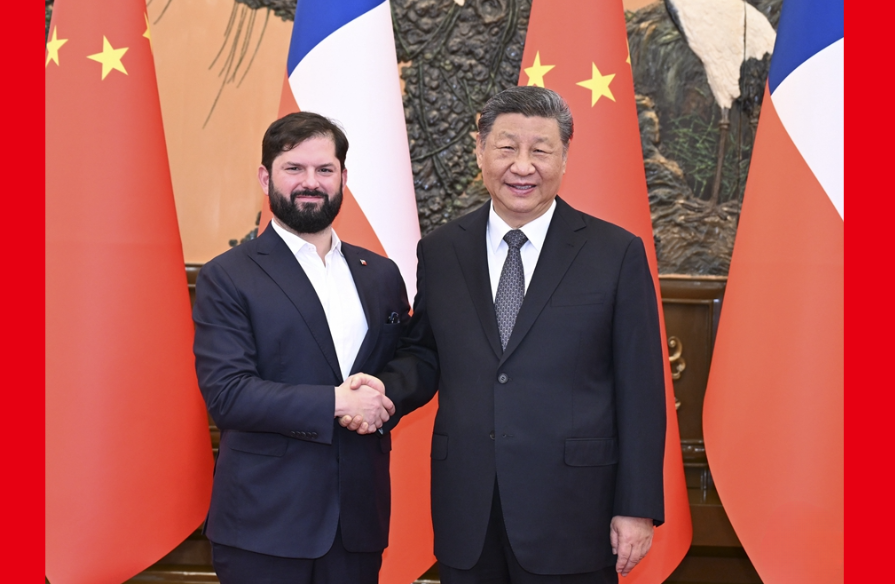 习近平会见智利总统博里奇