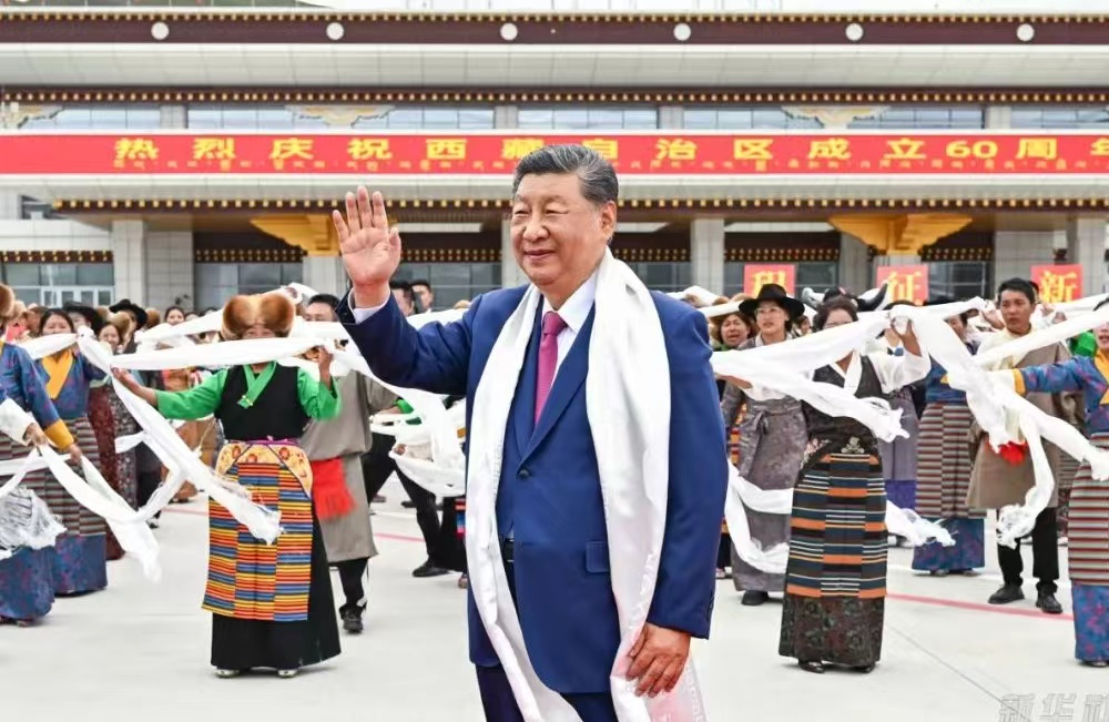 习近平率中央代表团抵达拉萨出席西藏自治区成立60周年庆祝活动